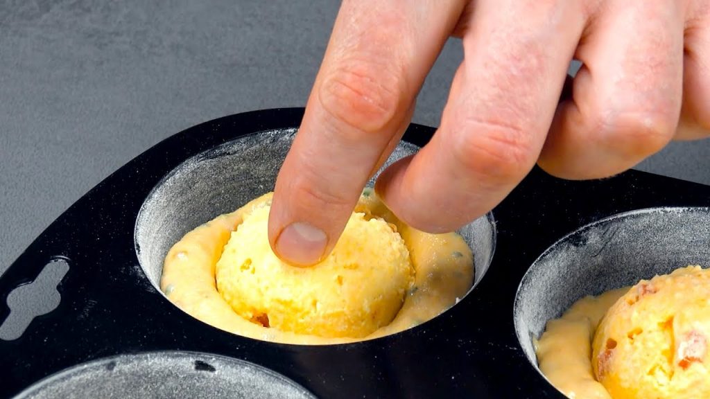 Drück die gefrorene Kugel in die Muffinform und ab in den Ofen. Tierisch lecker!