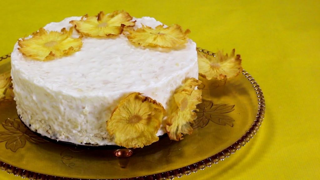 KOKOS-MILCHREIS-TORTE mit Ananasblüten – glutenfreie Kühlschranktorte