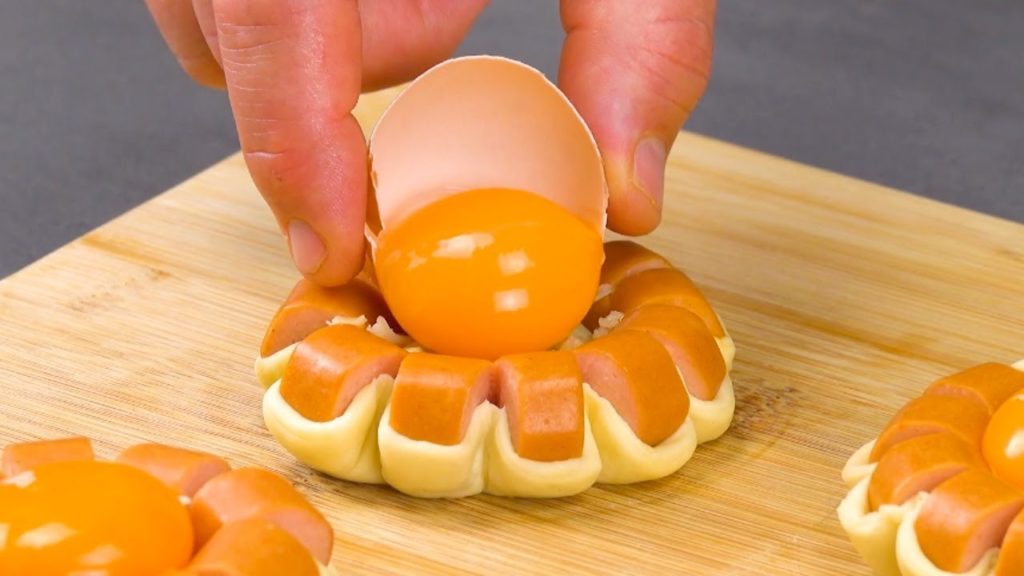 Schlag ein Ei in die Wurst-Spirale und schieb sie für 10 Minuten in den Ofen