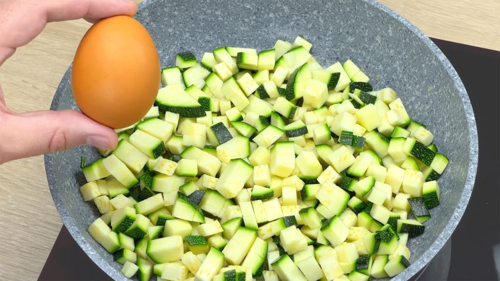 Schneiden Sie einfach die Zucchini und fügen Sie die Eier hinzu! neues frühstücksrezept #93