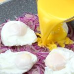 Fügen Sie einfach Eier zu roten Zwiebeln hinzu! So ein herzhaftes Frühstück #92