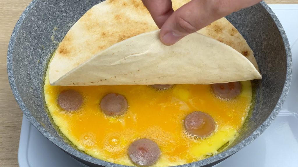 Nehmen Sie eine Tortilla, Eier und machen Sie ein einminütiges Frühstück #90