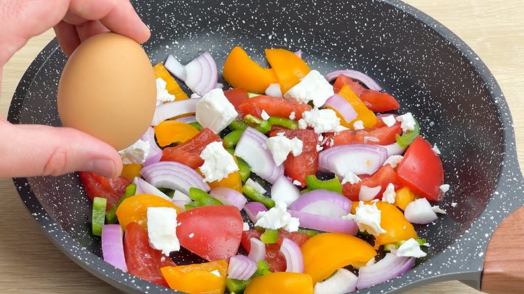 Spezielles Frühstück mit drei Eiern im griechischen Stil! 10 Minuten gesundes Frühstücksrezept
