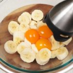 Schneebesen Sie die Banane mit dem Ei und Sie werden begeistert sein! Einfaches Frühstücksrezept