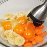 Schlagen Sie die Bananen mit Karotten und Eiern und Sie werden mit dem Ergebnis zufrieden sein