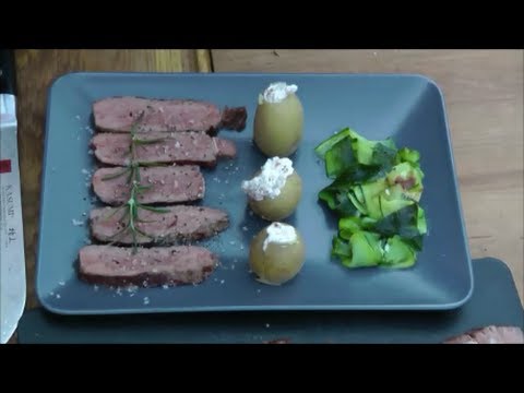 Dry aged Sirloin-Steak mit Zucchinipappadelle und gefüllten Kartoffeln