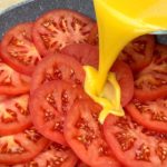 Gießen Sie einfach Eier in Tomaten und Sie werden begeistert sein! Lecker und praktisch Rezept