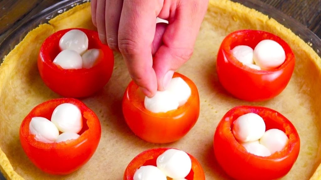 Tomaten mit Mozzarella auf den Teig stellen: So einfach gehen die 6 besten Quiches der Welt!