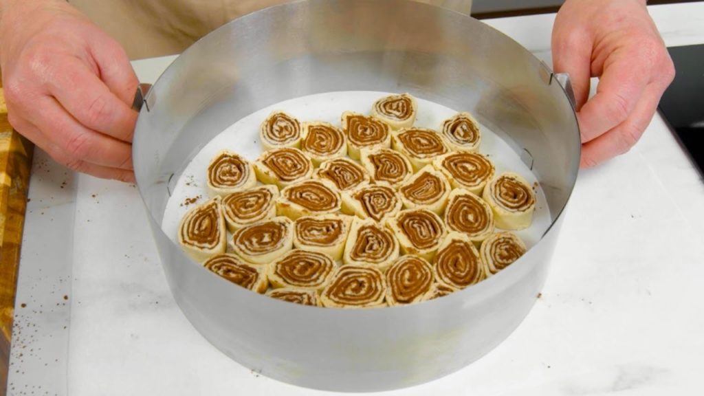 Lege 40 kleine Teigschnecken in Tortenring und drück zu! Das beste Rezept für eine Nutella-Torte