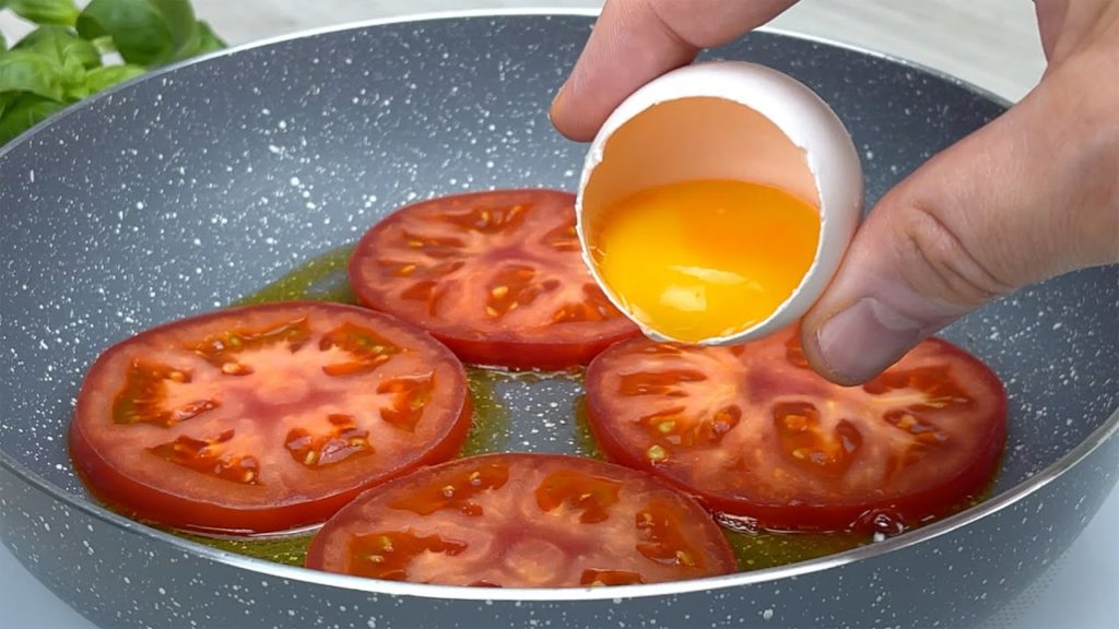 Hast du 1 Tomate und Eier? Köstliches Rezept für das perfekte Omelett in 5 Minuten!