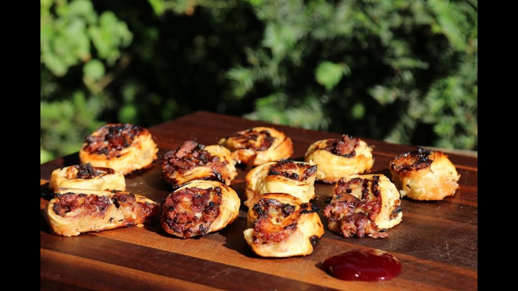Pulled Hirsch Blätterteigschnecken mit Cranberry BBQ Jam und Büffelmozzarella