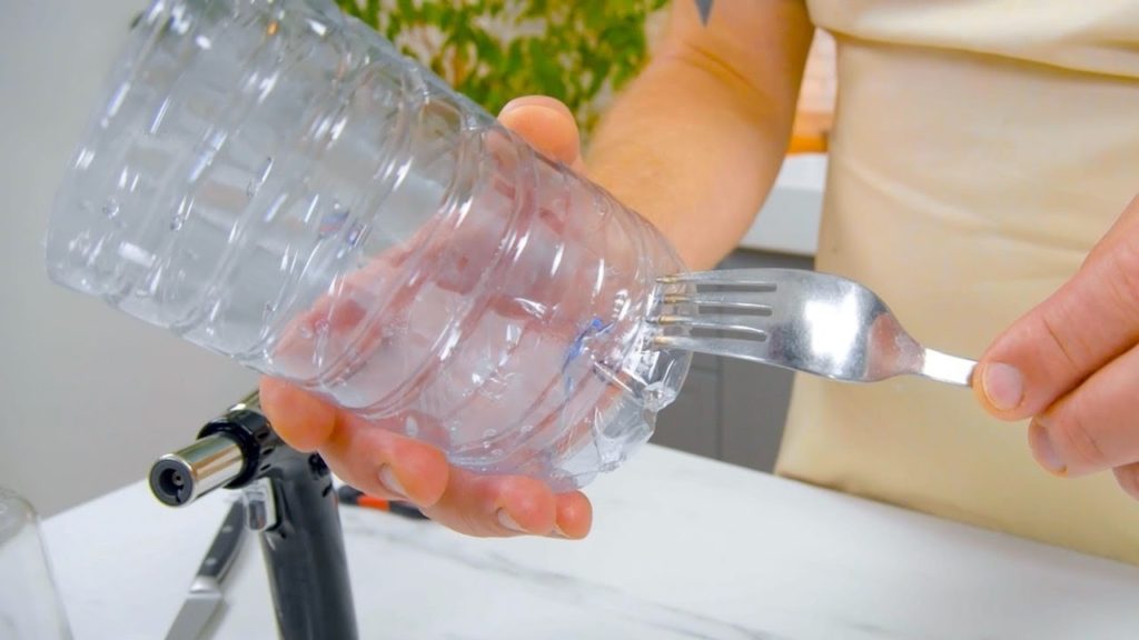 Erhitze Gabel und stich 4-mal in Plastikflasche! Spektakuläre Kuchen-Idee mit Mousse und Obst