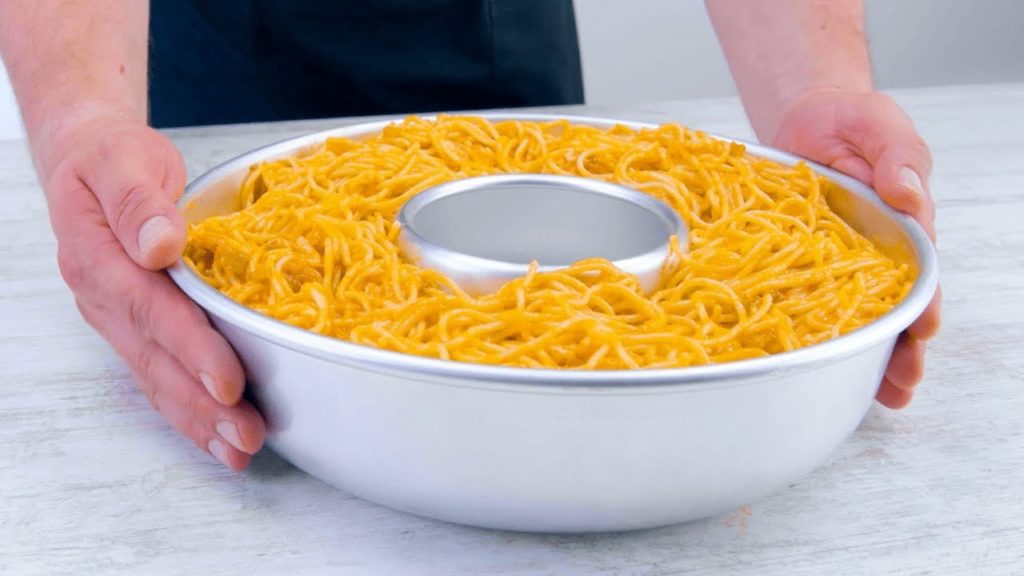 Fülle Spaghetti in Gugelhupfform und bringe alle zum Staunen! Ein Rezept aus einer anderen Dimension