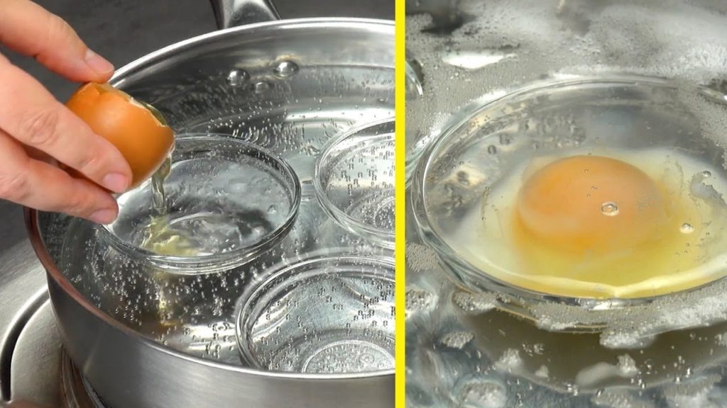 Lege 3 Schälchen in heißes Wasser und gib Eier rein, danach wird’s lecker