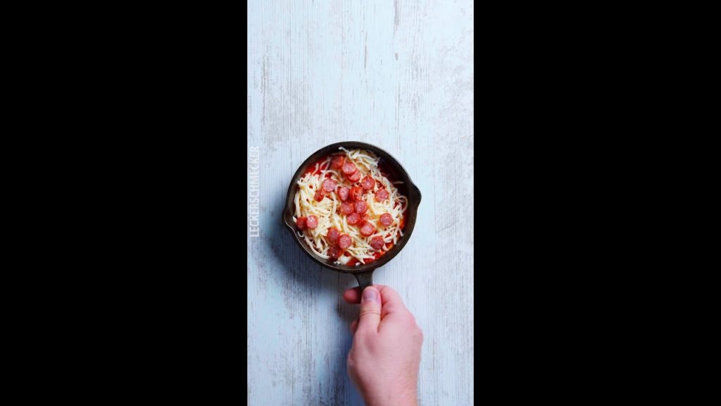 Pizza – Pizza 🤪 🍕 #shorts Abonniere uns für mehr leckere Rezepte! ⬇️⬇️⬇️