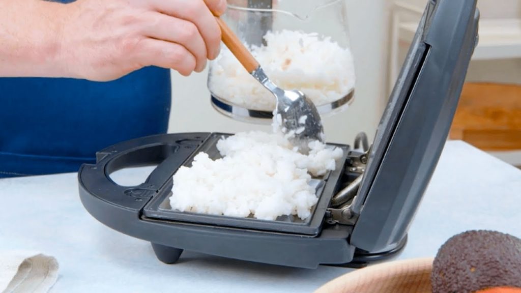Gib gekochten Reis in Waffeleisen und lehn dich zurück! Was für ein geniales Reiswaffel-Rezept