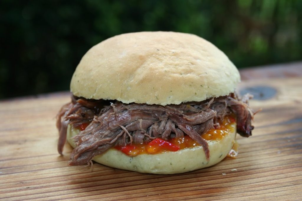 Pulled Beef aus der Hohen Rippe vom Keramikgrill Primo Oval XL