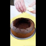 Kuchen mit Loch  👀 | Klassiker Maulwurfkuchen #shorts Abonniere uns für mehr leckere Rezepte! ⬇️⬇️⬇️