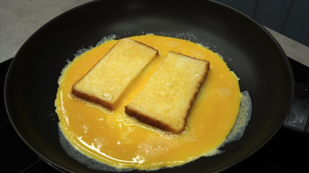 Unglaublich lecker Toast mit Omelett in einer Pfanne