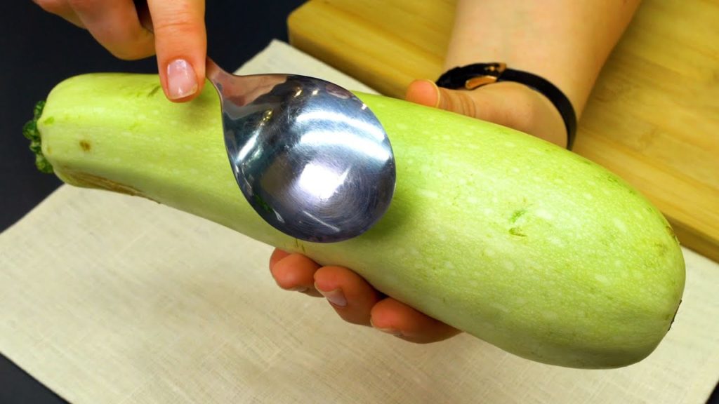 Wenn Sie einen Löffel und eine Zucchini haben, machen Sie dieses köstliche und gesund Abendessen!