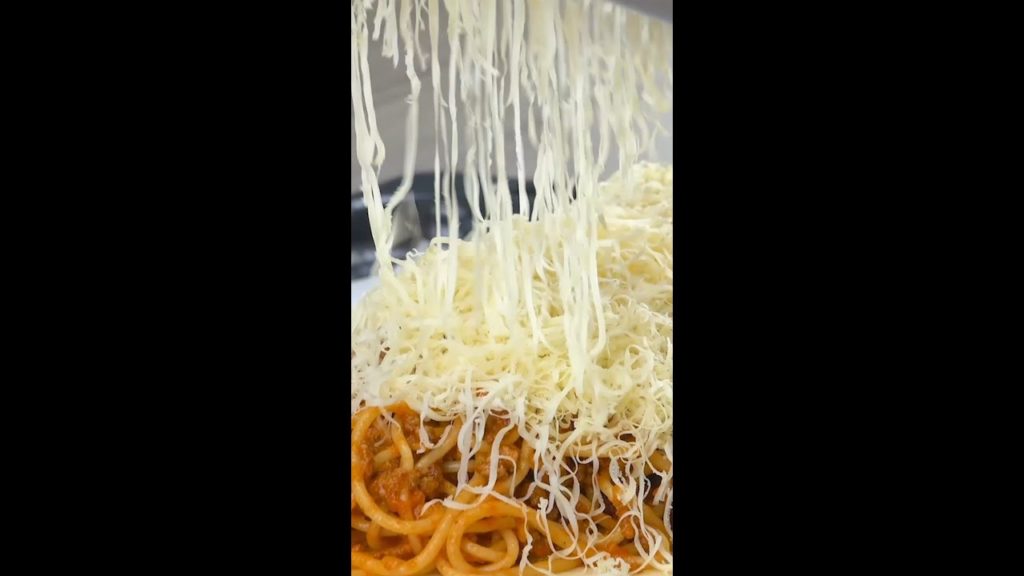 Bis dahin sieht es noch aus wie normale Spaghetti Bolognese 👀 🍝 #Shorts Abonniere uns! ⬇️⬇️⬇️