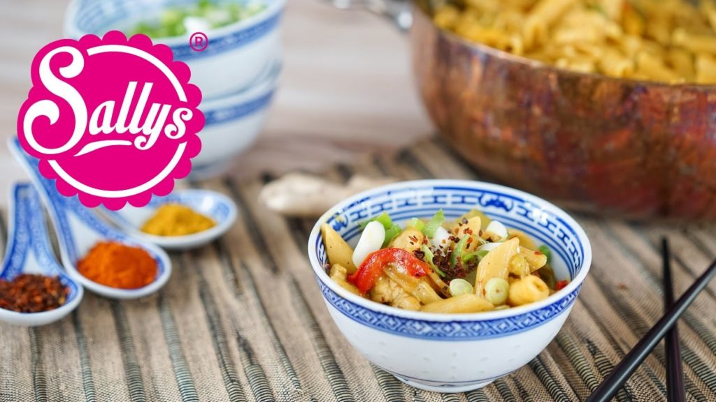 schnelles One Pot Rezept: asiatische Nudelpfanne mit Penne, Hähnchen & Kokosmilch / Sallys Welt