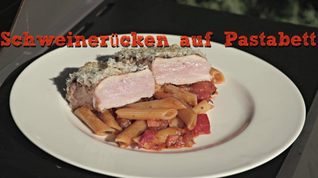 Schweinerücken mit Parmesankruste auf Pastabett – All in One Gericht