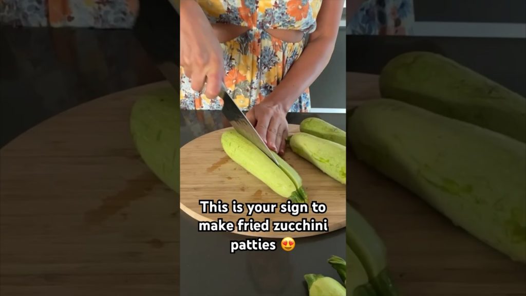 Diese knusprigen Zucchini Puffer muss man probieren! 😍 #zucchinifritters