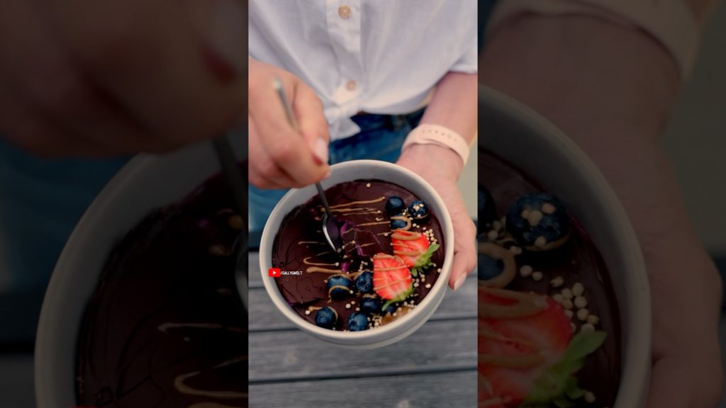 Erfrischende Smoothie Bowl mit einer knackigen Schokoladenschicht! #bowl #healthyfood
