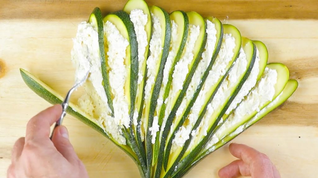 Schneide die Zucchini wie einen Fächer auf | 3 gustiöse Ideen für dein Lieblingsgemüse