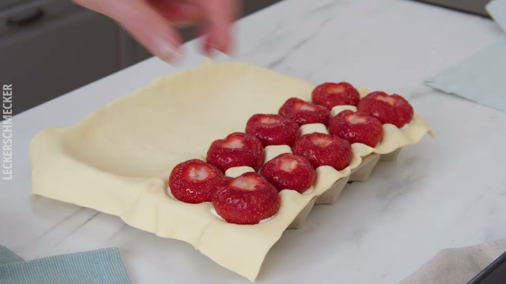 Schneller Käsekuchen aus Blätterteig mit Erdbeeren und Schokolade – ich könnte mich ‘reinlegen!