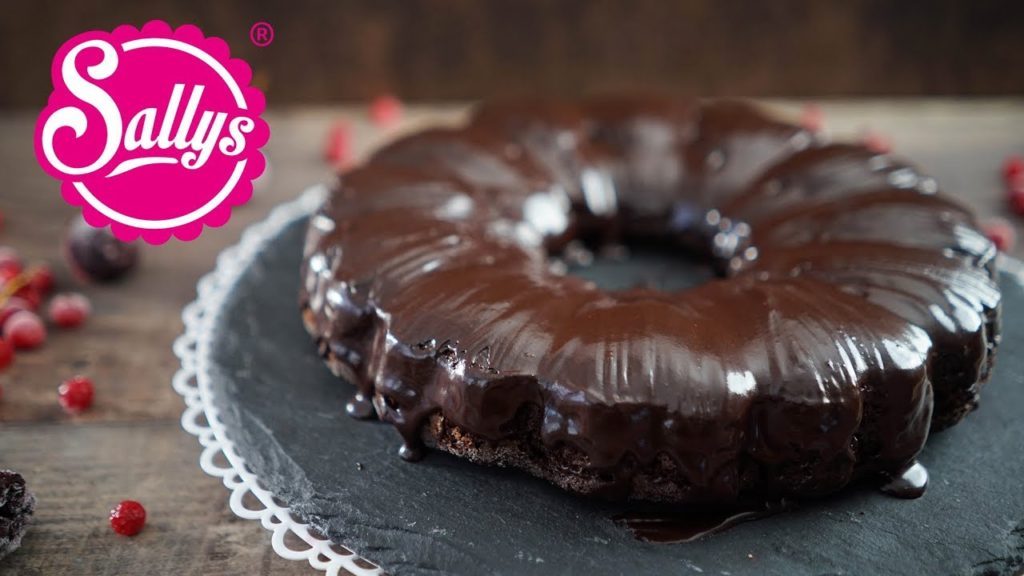 Saftiger Schokoladenkuchen mit Schokoladenguss / vegan / Sallys Welt