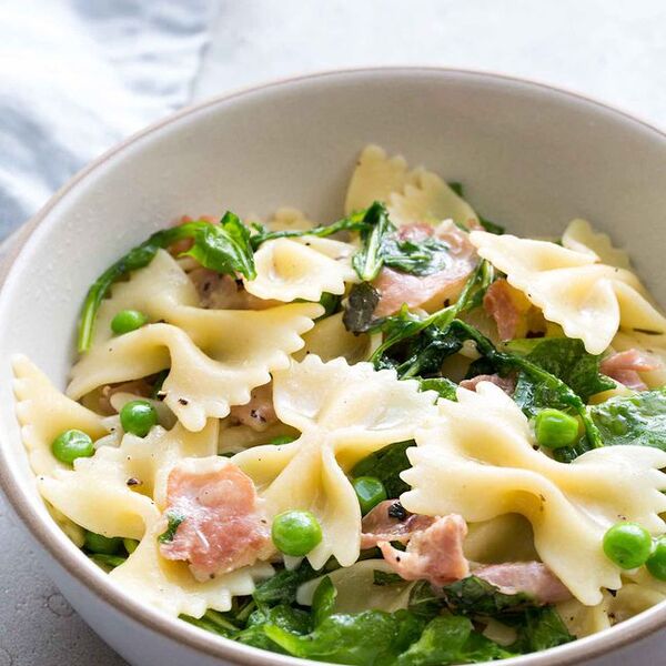 Bowtie-Nudeln mit Erbsen, Prosciutto und Rucola