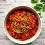 Tomatensauce mit Schalotten und Fenchel auf Edamame-Nudeln