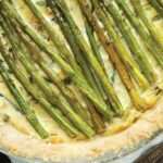 Rustikale Knoblauch-Spargel-Tofu-Quiche ist ein Stück Sonnenschein