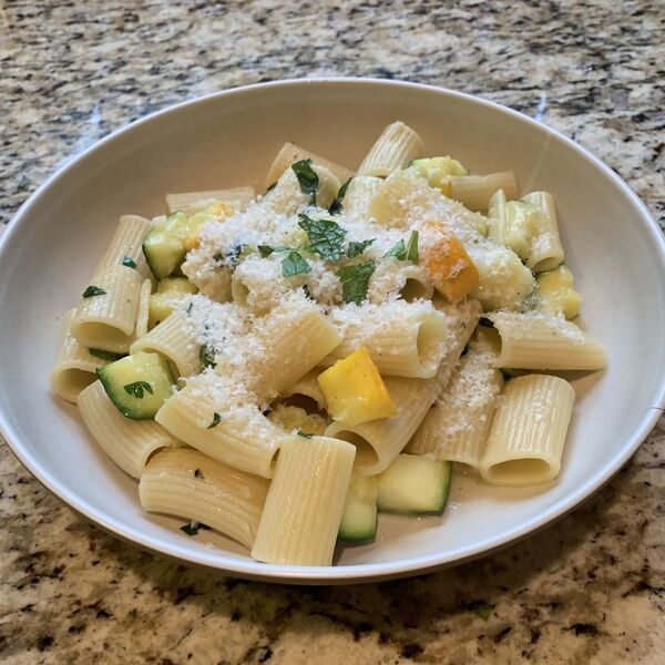 Pasta mit Zucchini und frischen Kräutern