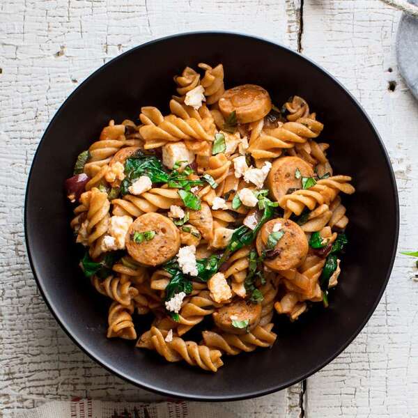 Eintopf-Pasta mit Spinat, Hähnchenwurst und Feta