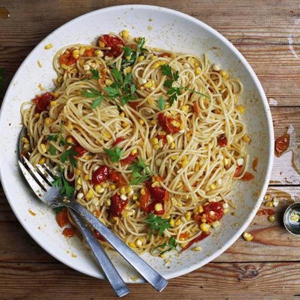 Pasta mit Mais, langsam gekochten Tomaten und Knoblauchconfit