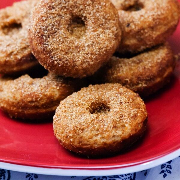 gebackene glutenfreie vegane Mini-Vanille-Donuts