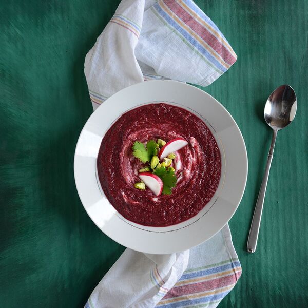 Cremige Kokos- und geröstete Rübensuppe mit Pistazien und griechischem Joghurt