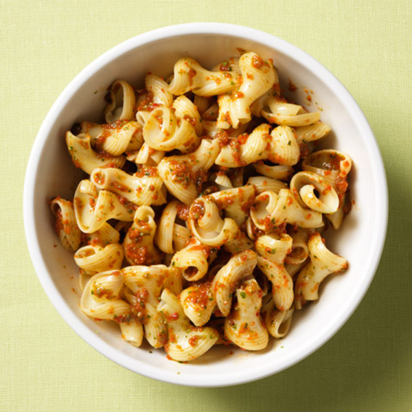 Pasta mit Spinat und geröstetem Paprikapesto