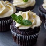 Vegane und glutenfreie Schokoladen-Kokos-Cupcakes