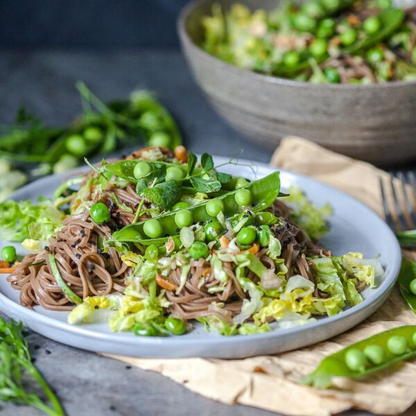 Frühlingsgrüner Soba-Nudelsalat