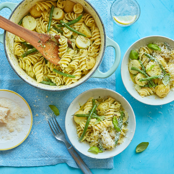 Eintopf-Pasta mit grünen Bohnen, Kartoffeln und Pesto