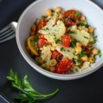 Schüssel mit geröstetem Blumenkohl, Tomaten und Kichererbsen