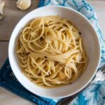 Spaghetti Aglio e Olio (Nudeln in Knoblauch-Öl-Sauce) Rezept