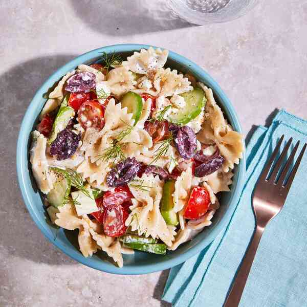 Cremiger Nudelsalat mit Tomaten, Gurken und Feta