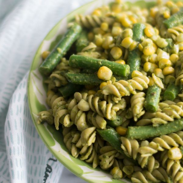 Einfacher veganer Pesto-Nudelsalat