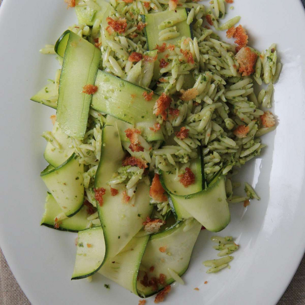 Pesto Orzo mit Zucchinistreifen und Semmelbröseln