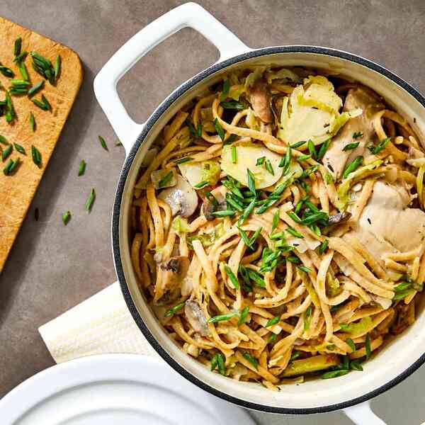 Cremige One-Pot-Pasta mit Hähnchen, Rosenkohl und Pilzen